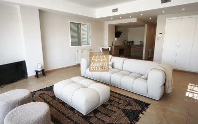 Beautiful, fully refurbished apartment with spacious terraces.